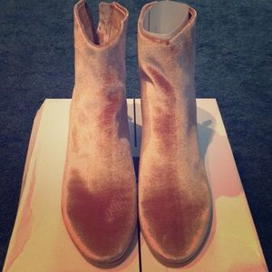 Dolce Vita ‘Mirra’ pink velvet booties 7.5 NIB 💝